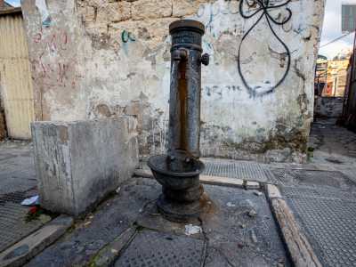 ...mentre sul marciapiede vi � una sopravvissuta cape de fiirre, antica fontana in ferro. �Non funziona pi� per� � ci avverte un residente della zona -: qualcuno ha rotto l�impianto per non farla pi� usare dagli �abusivi��